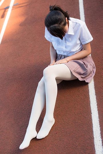 R15-030 操场上的白丝 - 封面图