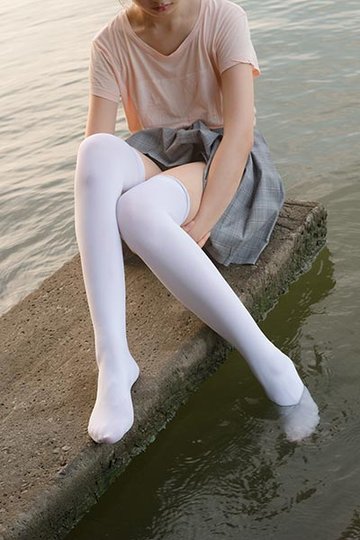 R15-032 湖边戏水白丝 - 封面图