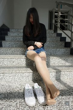 《俏皮的“热裤”薄丝》妞妞 - 封面图