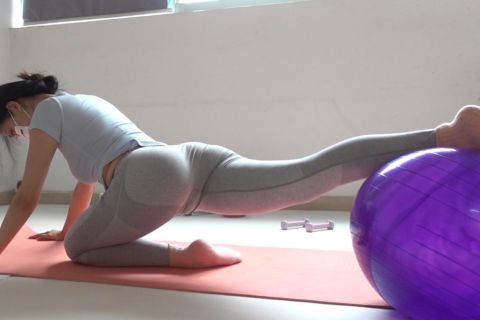 第097课 瑜伽球 拉伸 - 封面图